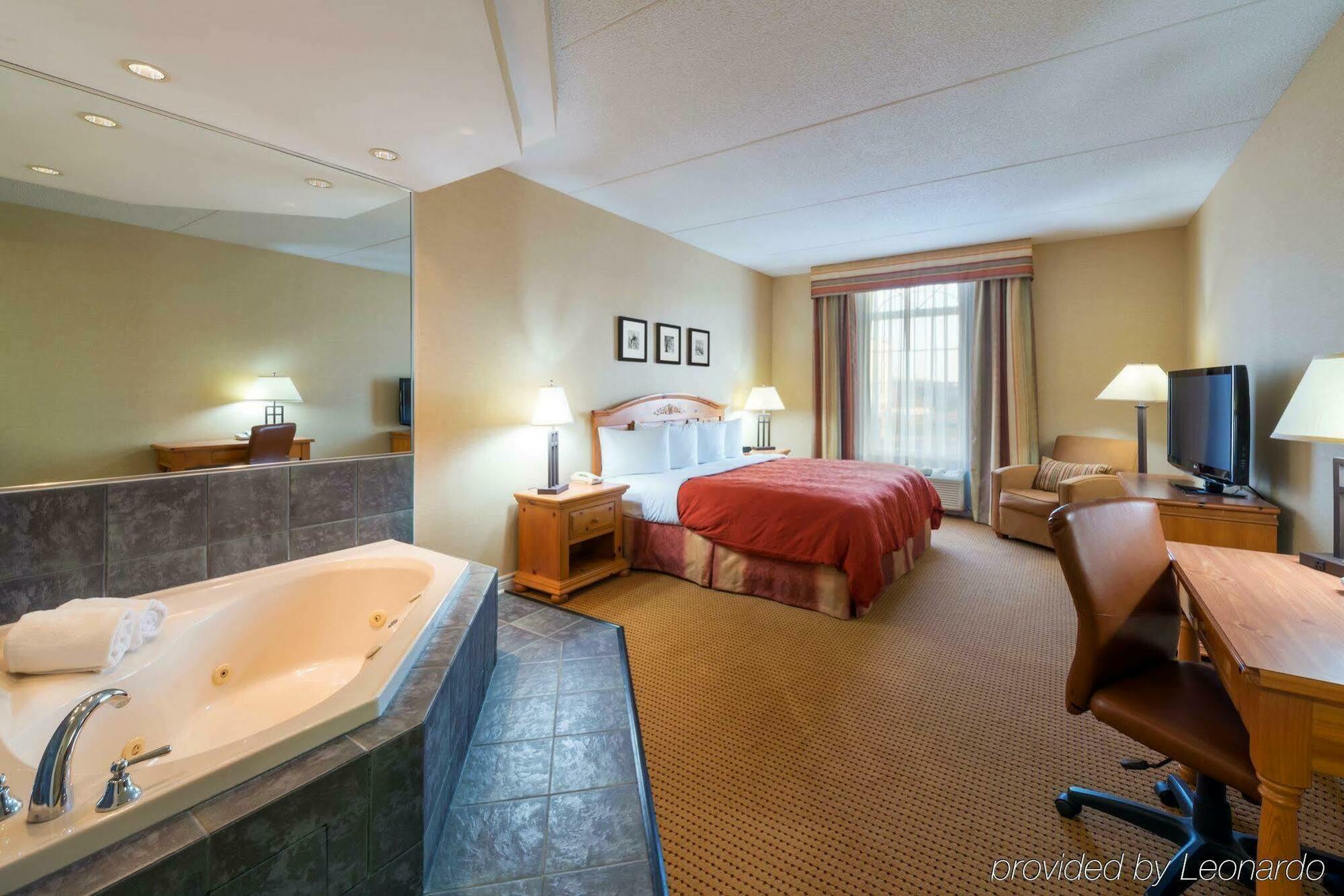 Quality Inn & Suites Оквилль Экстерьер фото